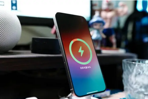 青州苹果15换屏服务分享用什么充电器给iPhone15充电更好 